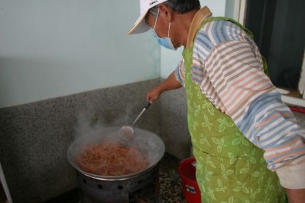 撈起來的蝦子，兩小時內馬上煮掉，封存鮮蝦的肥美
